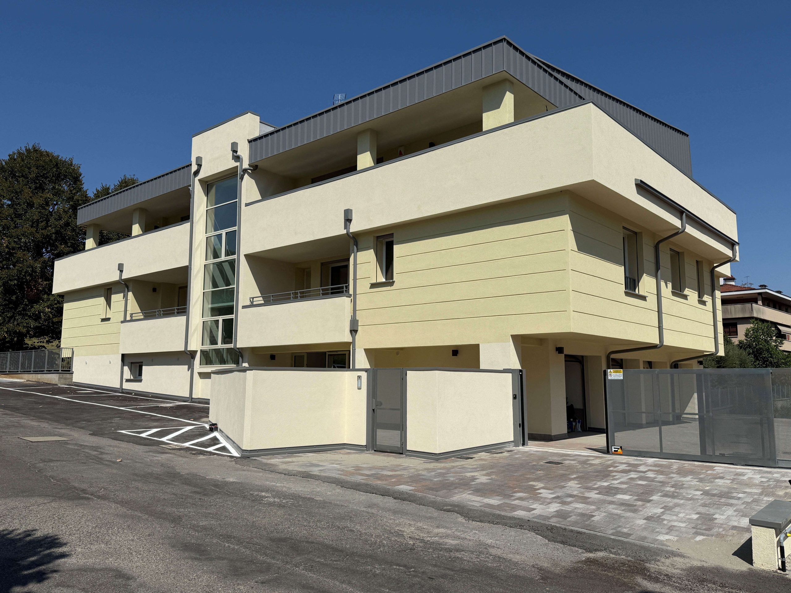 facciata principale del nuovo complesso abitativo sito in via Stazione a Sasso Marconi (BO)