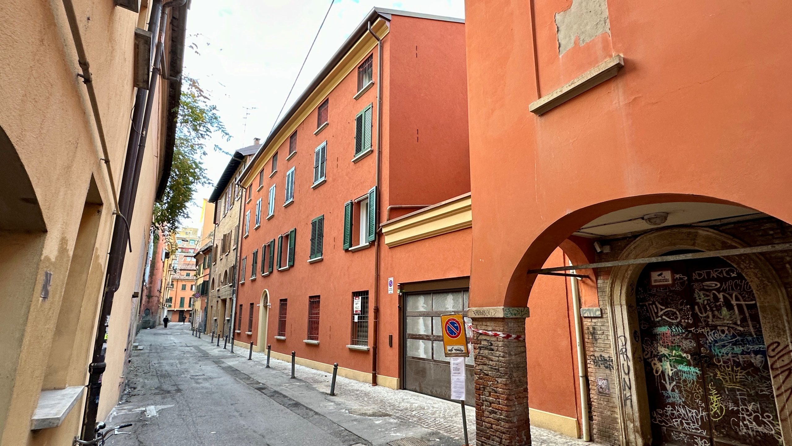 facciata principale edificio residenziale via tanari vecchia comune di bologna centro storico